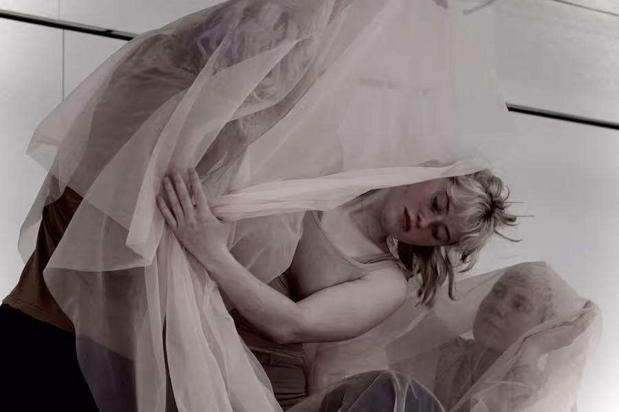 Tänzer, die mit Tüllfiguren formen