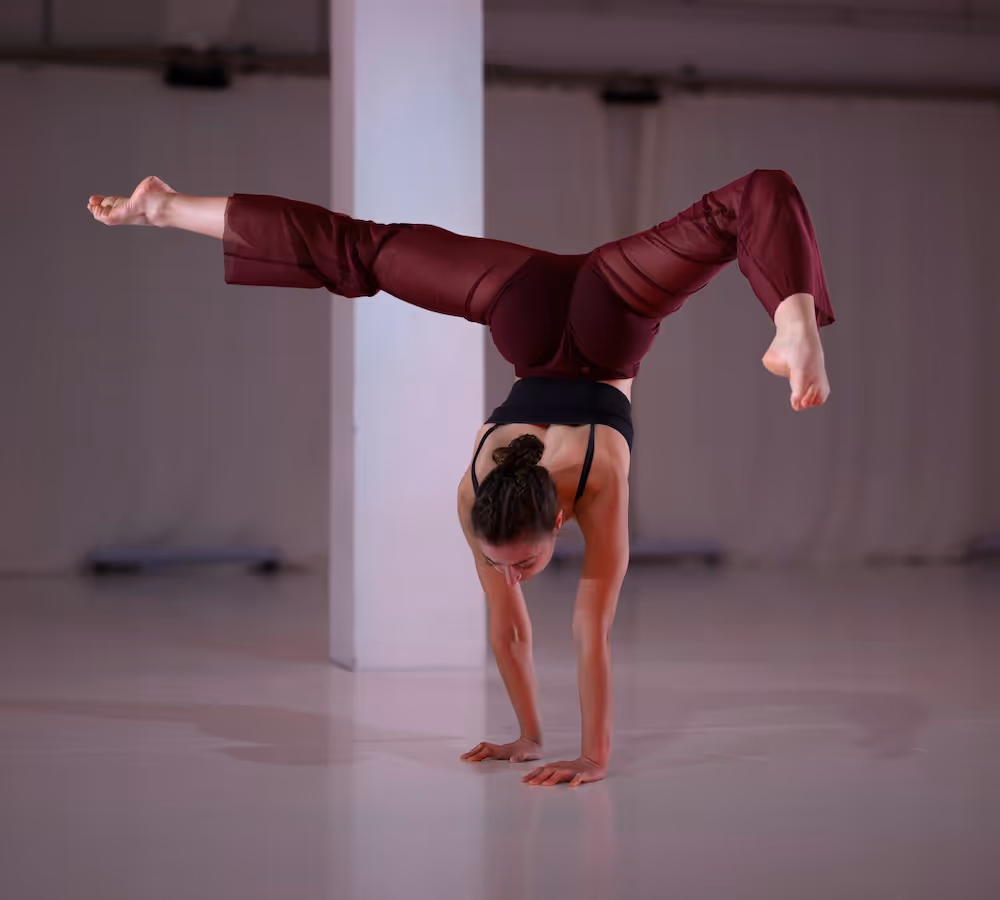 Zirkuskünstler im Handstand auf der Bühne des Seneca Intensiv Studios