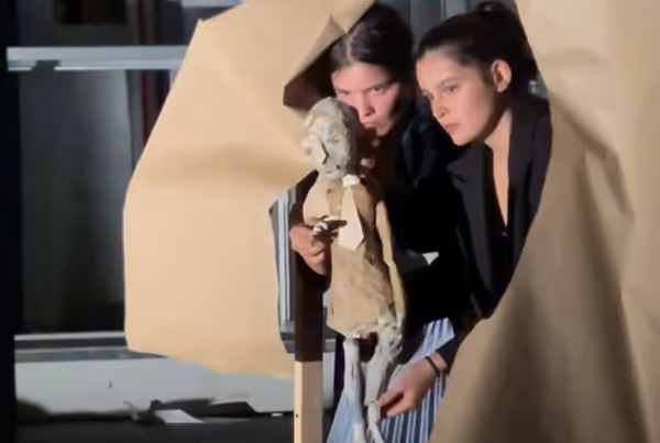 zwei Schauspielerinnen mit einer Puppe auf der Bühne