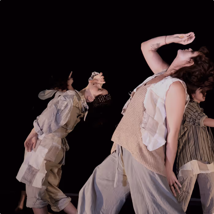 Schauspielerinnen in Bewegung auf der Bühne