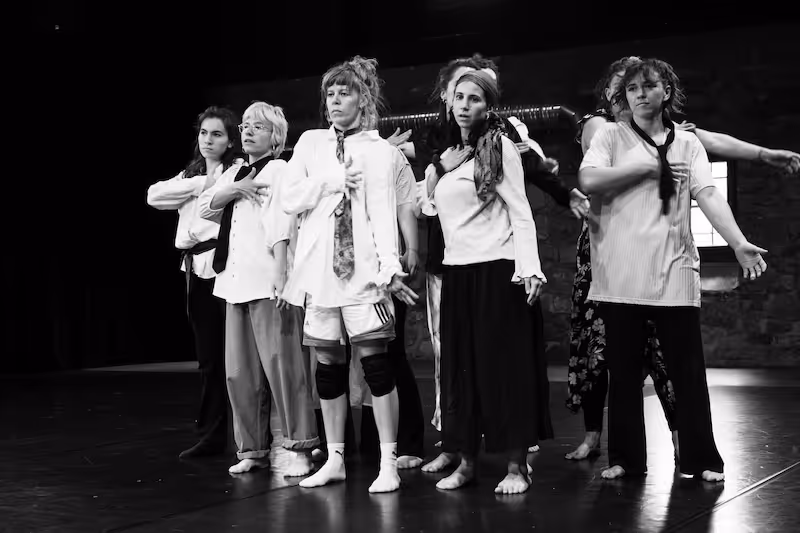 Tänzerinnen in weißen Hemden und Krawatten auf der Bühne des Studios