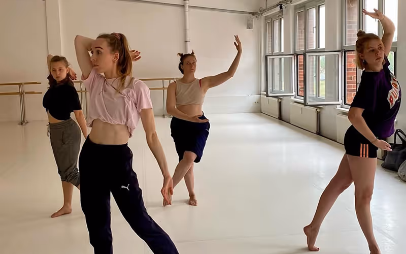 Tänzerinnen, die im Tanzstudio in verschiedenen Posen stehen