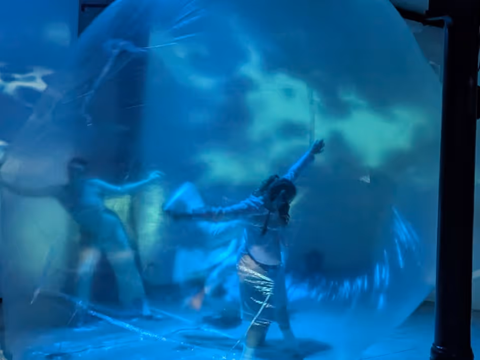 Tänzer mit einer riesigen Plastikblase als Bühnenrequisite