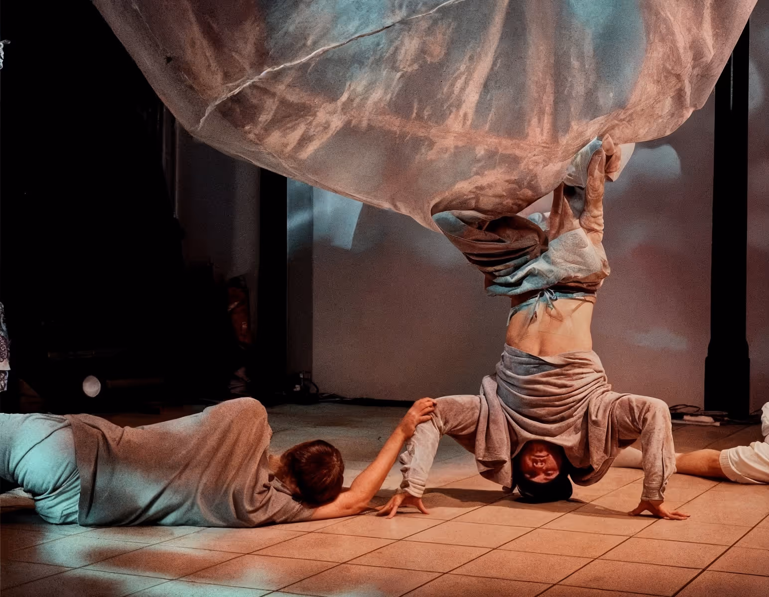 Seneca Intensiv Tanzakademie Berlin Gruppe von Tänzern auf der Bühne