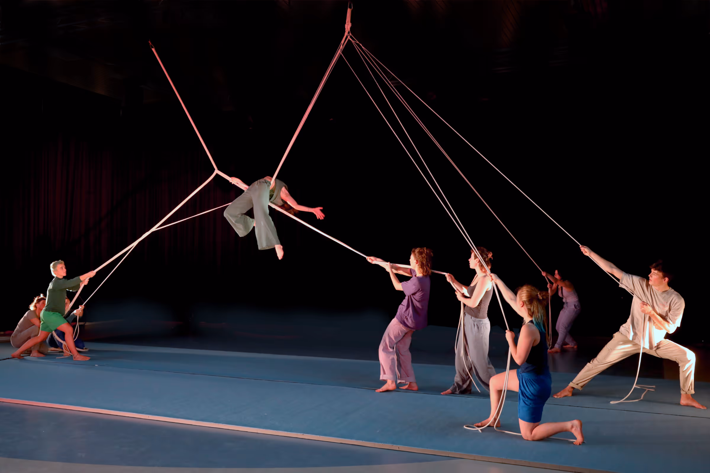 Zirkusartist, der auf Stelzen einen Handstand macht