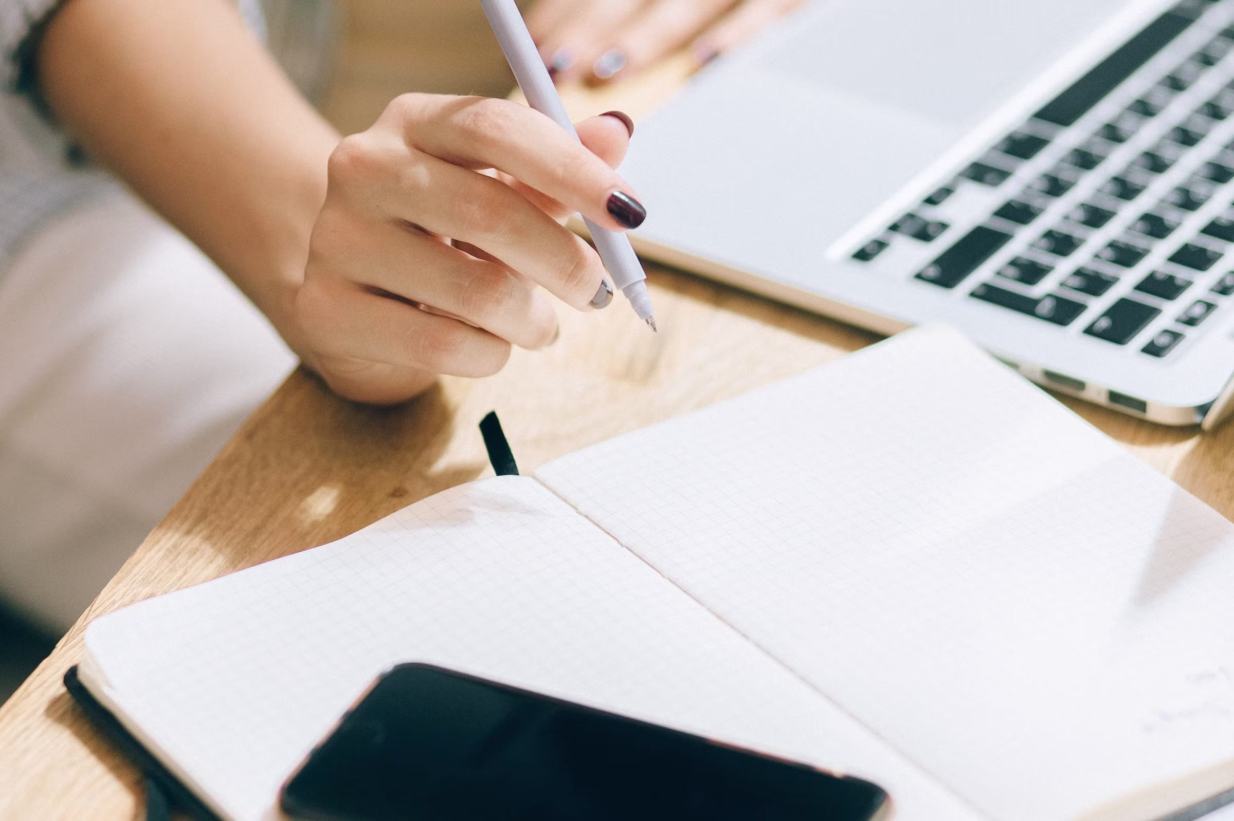 Teilnehmende Person bei der Projektadministration und Budgetplanung im Kulturmanagement-Kurs bei SENECA INTENSIV Berlin.