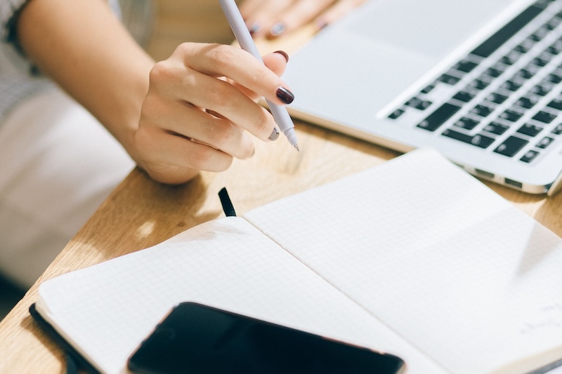 Teilnehmende Person bei der Projektadministration und Budgetplanung im Kulturmanagement-Kurs bei SENECA INTENSIV Berlin.