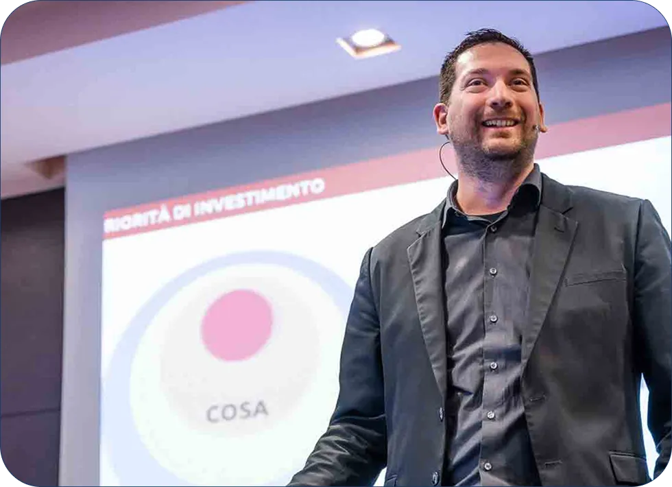Il founder di LinkEasy durante un intervento pubblico