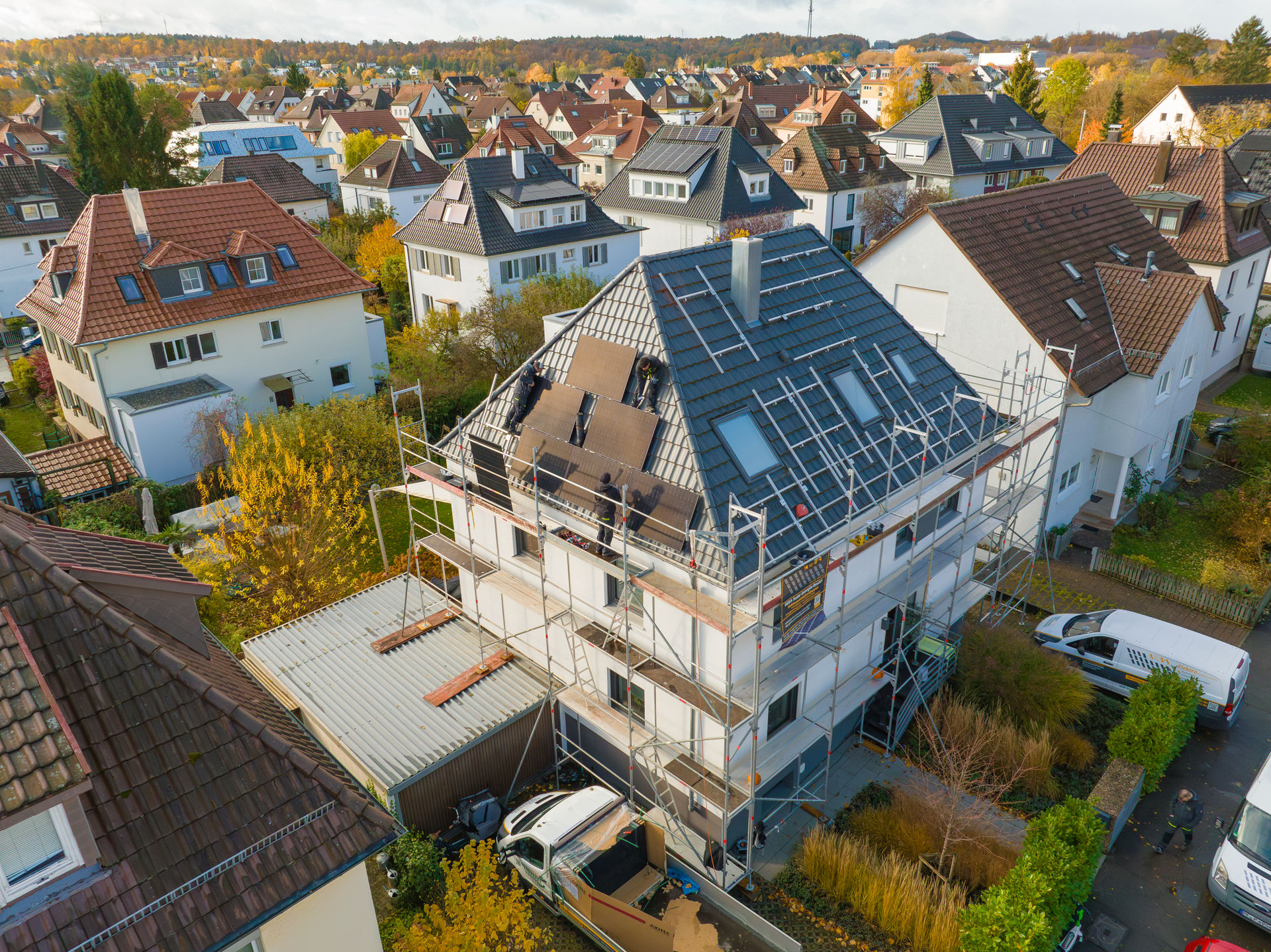 Mehrere Arbeiter von Reba Solar bringen Solarpanelle auf dem Dach eines  Eigenheims an 