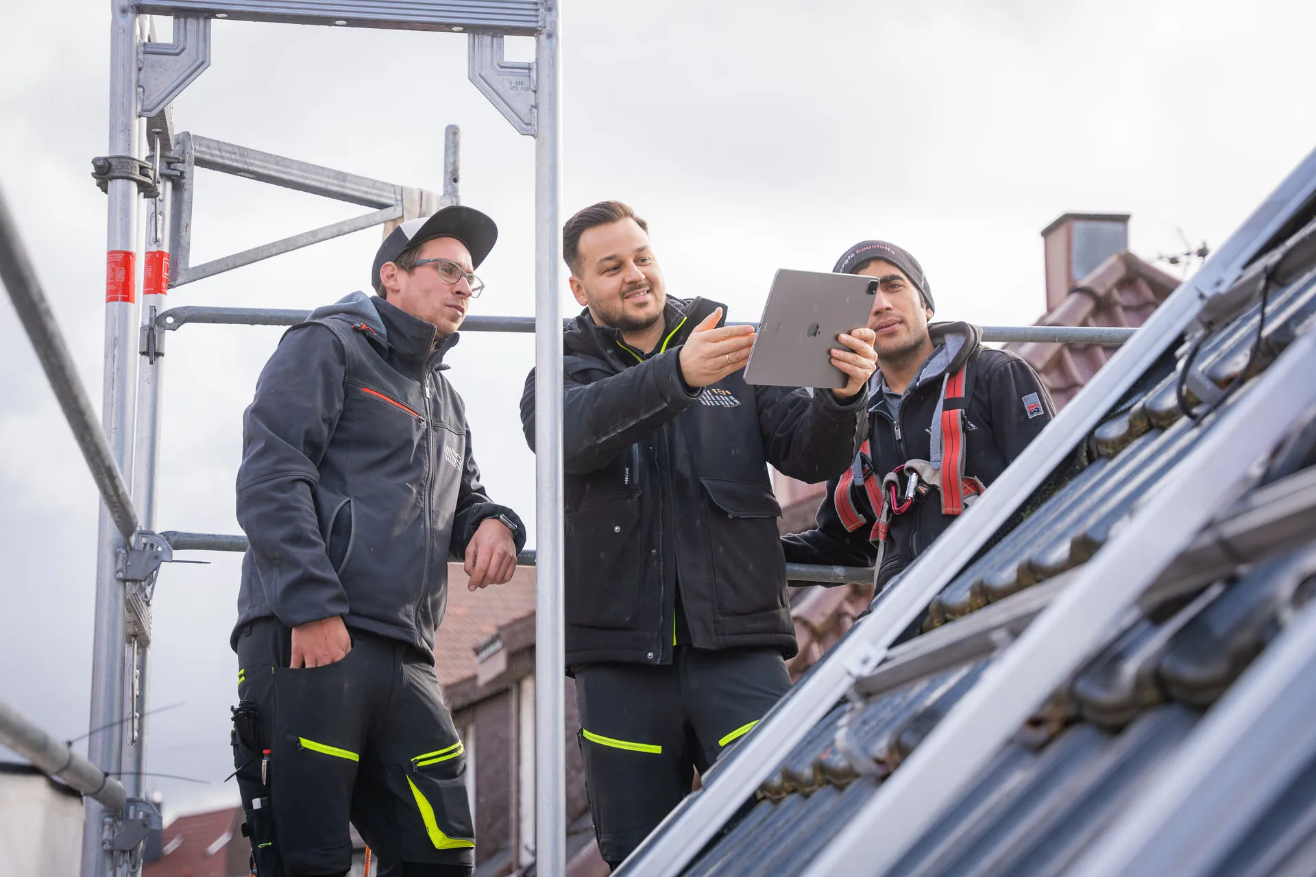 Das Team von Reba Solar bei einer Dachbegehung eines Eigenheimes. Hier wird geprüft, ob die Ankage richtig funktioniert.