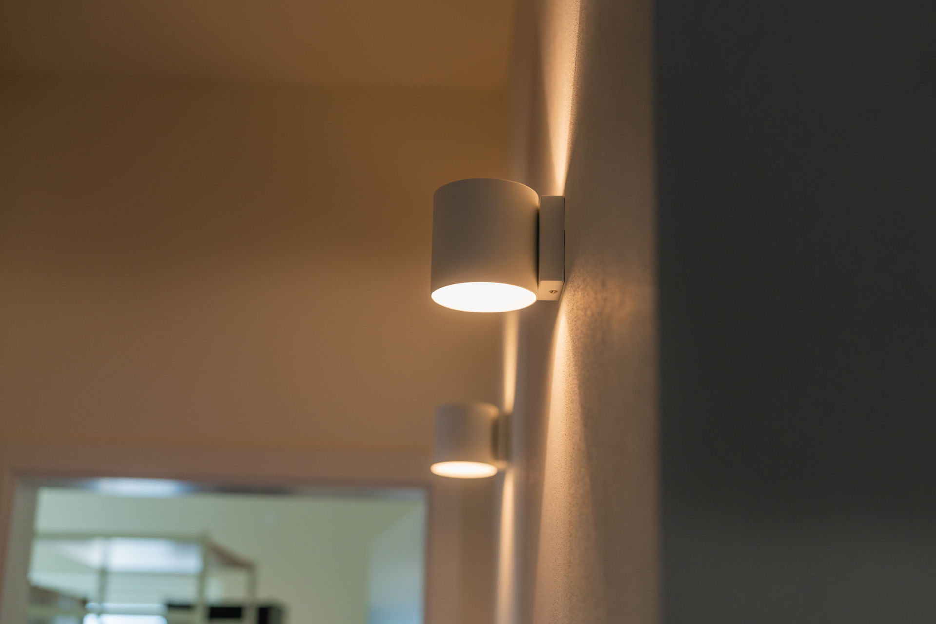 Lampen an einer Wand welche durch ein intelligentes System gesteuert werden.