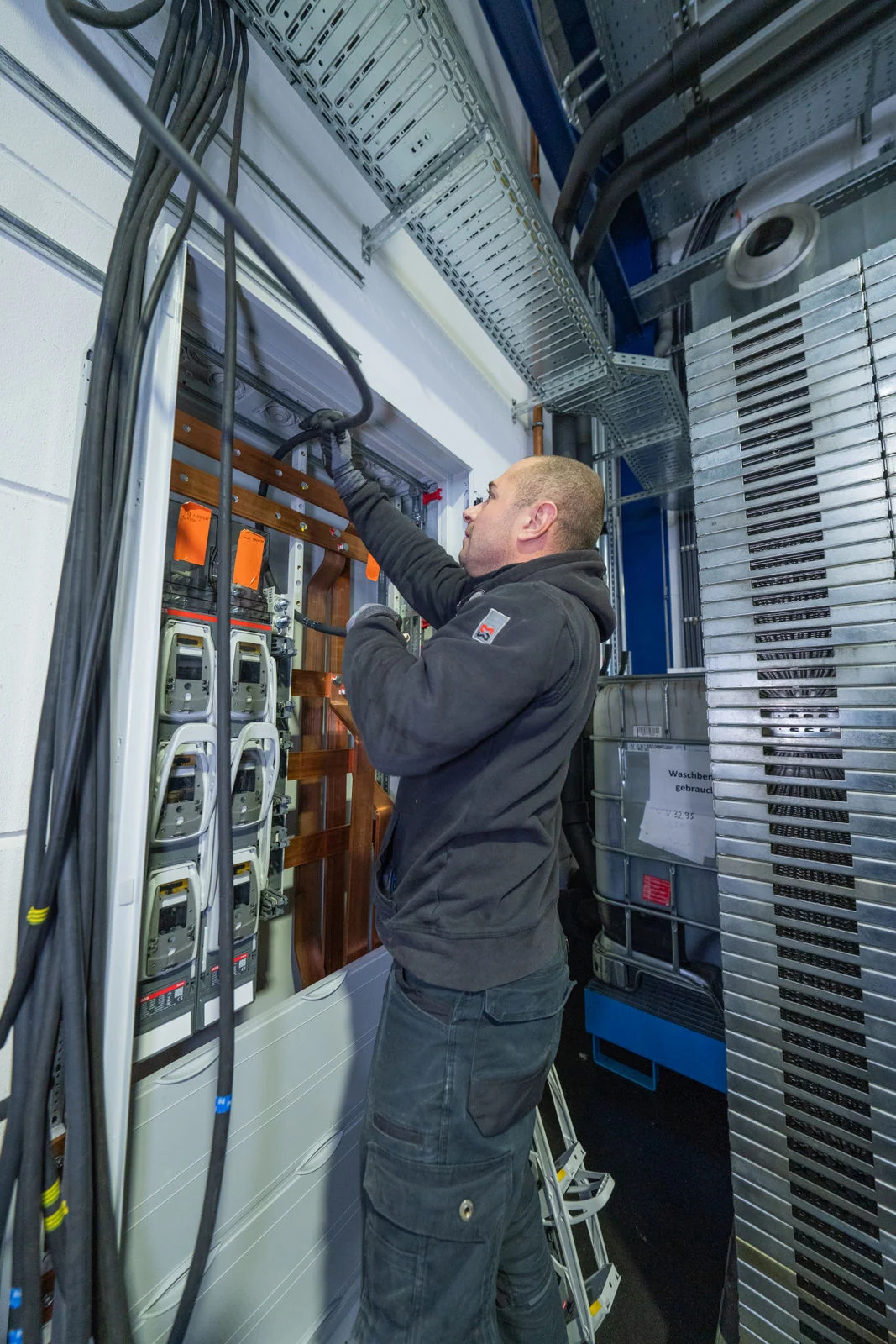 Elektrotechnik-Team von Reba Solar bei der Prüfung, Inbetriebnahme und Installation einer Schaltanlage vor Ort.