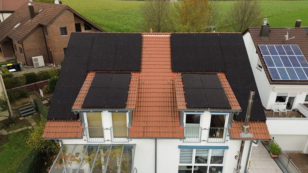 Wohngebäude mit Photovoltaikanlage