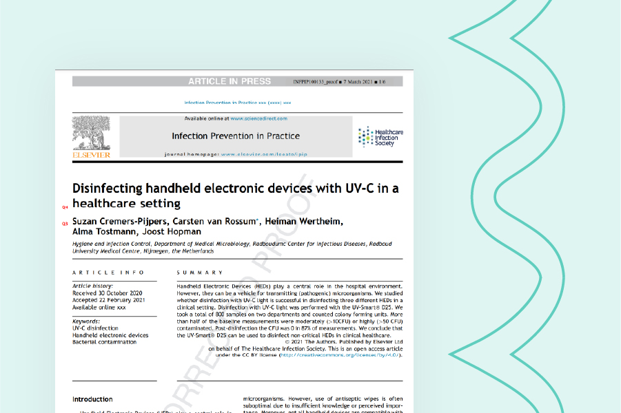 Desinfecting handheld electronic devices with UV-C