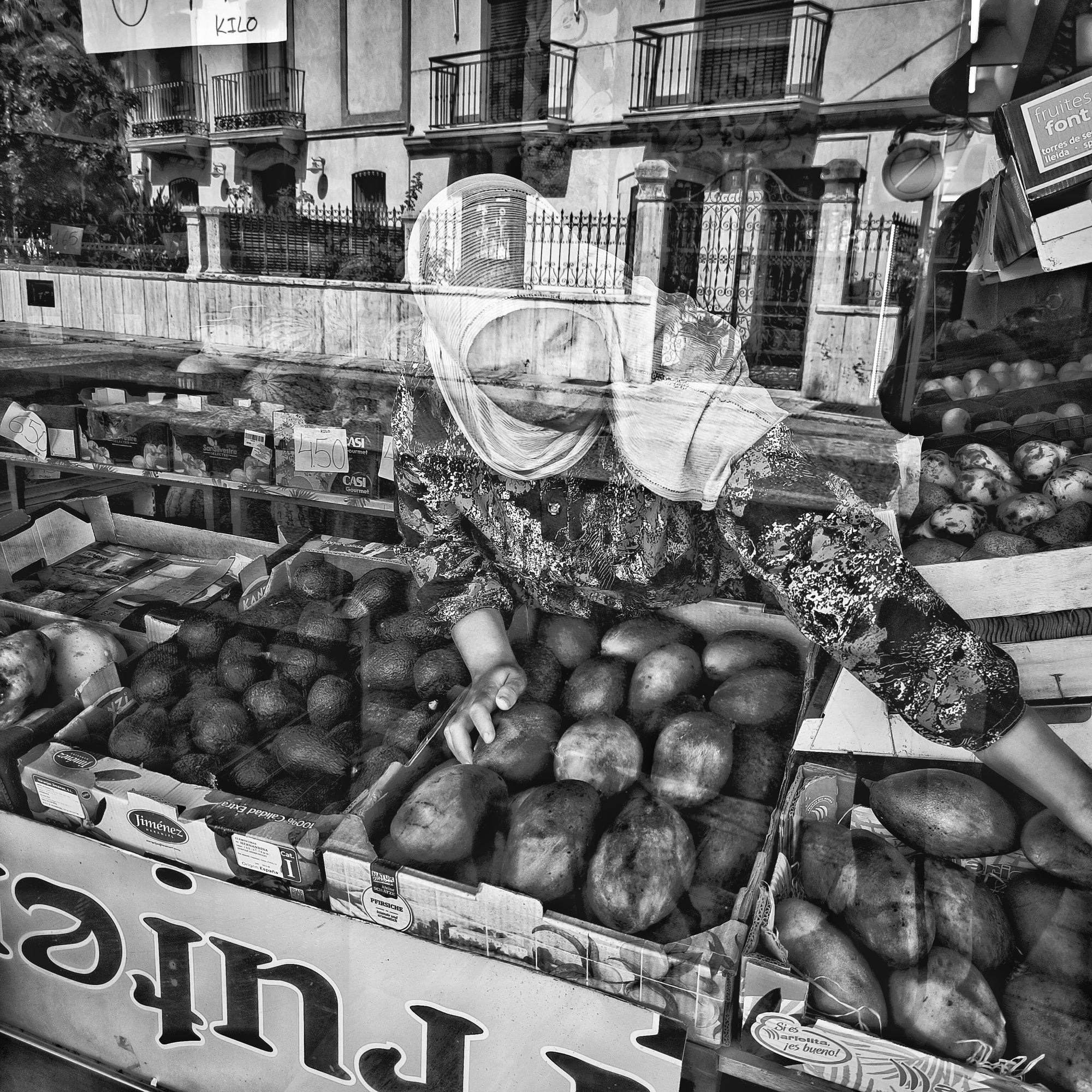 Foto revelada en blanco y negro de una frutería en Vélez Benaudalla en Granada . Realizada con phone xiaomi13