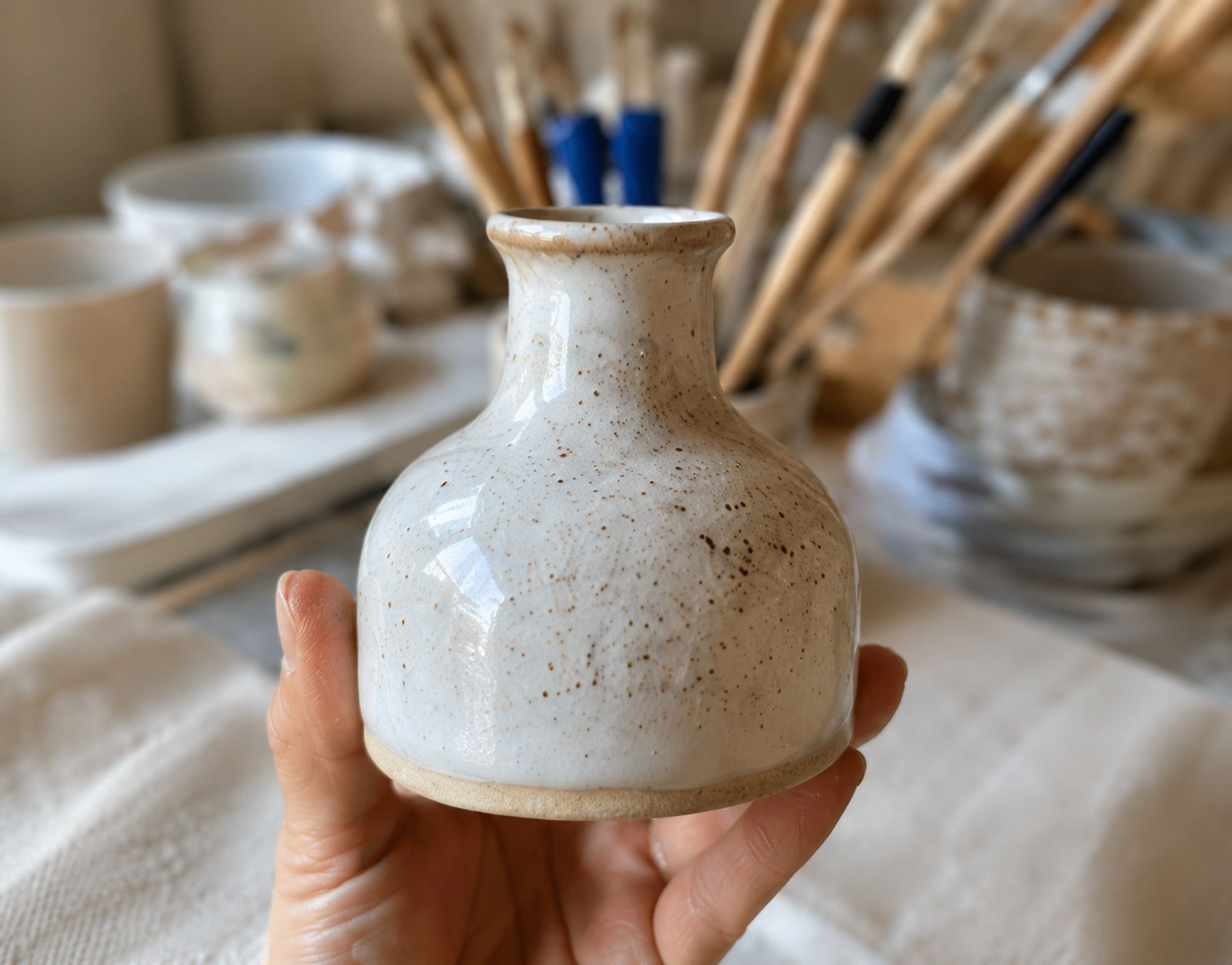 No sabía qué colocar dentro cuando terminé esta pequeña botella. Después comprendí que no necesitaba contener nada para tener sentido. A veces basta con disfrutar de la forma, la textura y la luz reflejada sobre el esmalte. Hoy quiero regalársela a @ramaverde, porque siempre encuentra historias donde otros solo ven objetos.