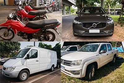 Colagem com duas motos vermelhas, carro Volvo cinza, van branca e caminhonete branca estacionados.