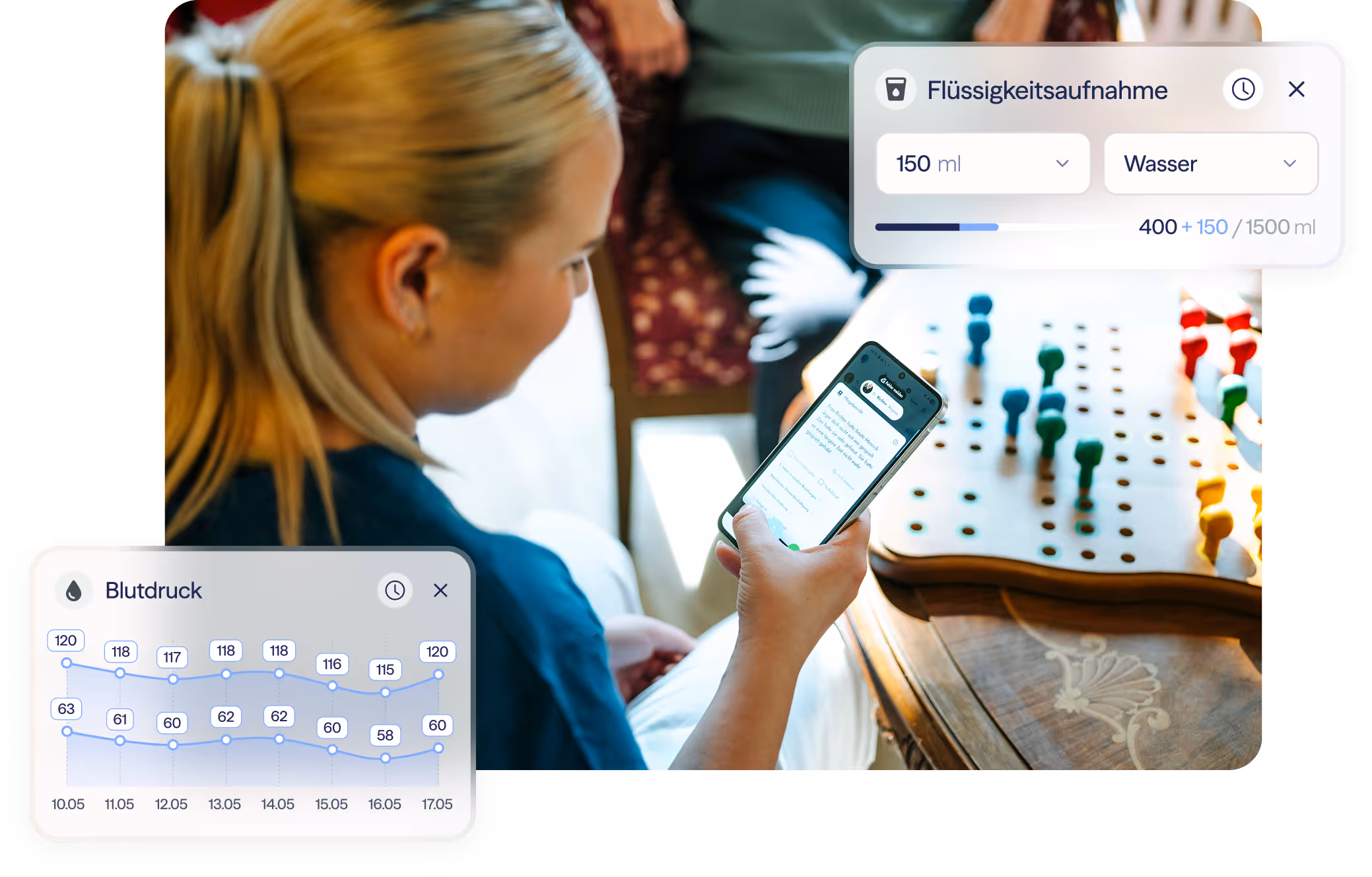 Frau hält Smartphone mit Gesundheits-App, im Hintergrund ein Brettspiel und Grafiken zu Blutdruck und Flüssigkeitsaufnahme.