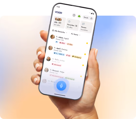 Hand hält ein Smartphone mit geöffneter Voize-App, die Pflegeassistenzfunktionen und Kommunikationsübersicht anzeigt.