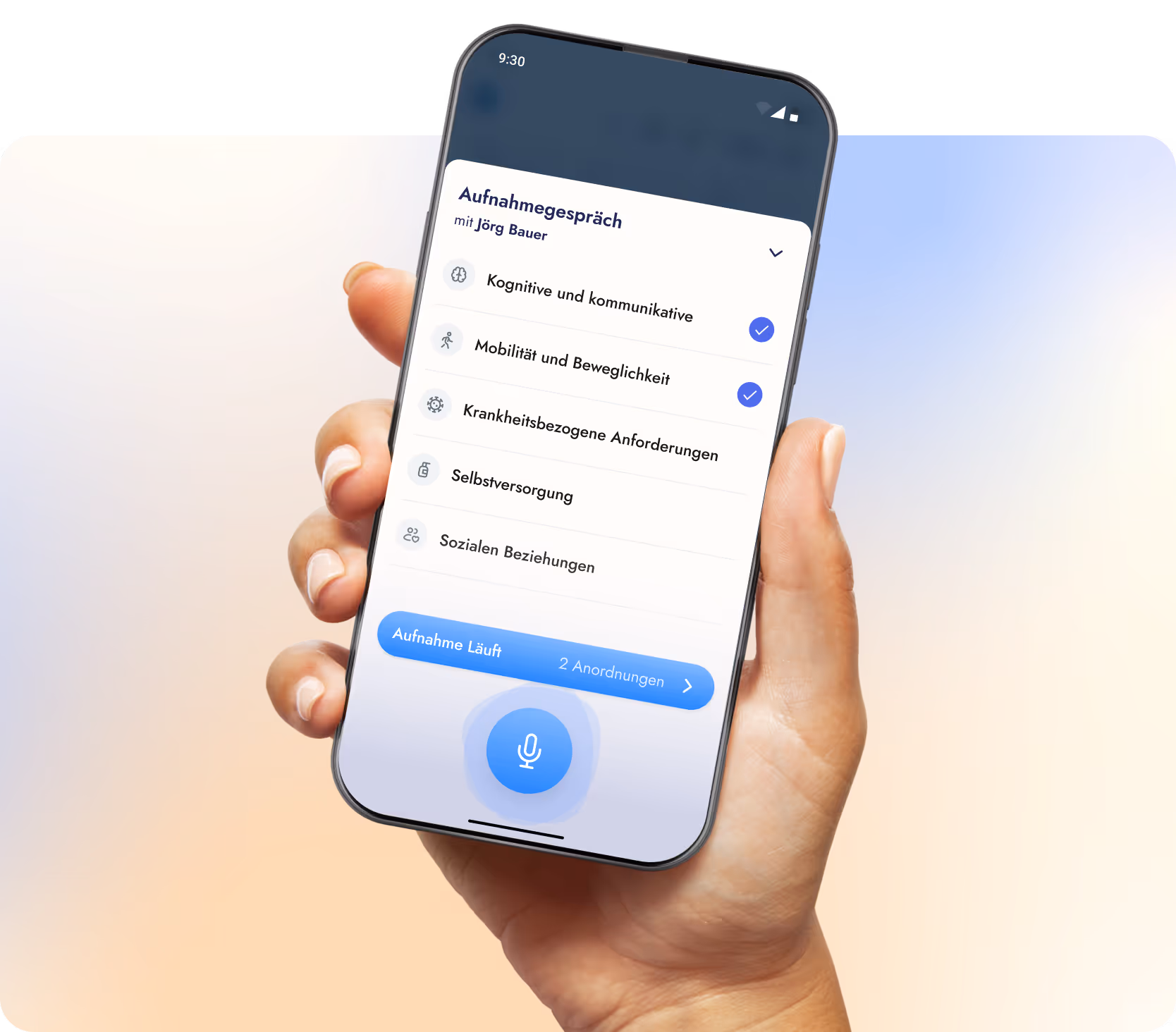 Hand hält ein Smartphone mit der voize App für die Pflegedokumentation, die eine Checkliste zur Strukturierten Informationssammlung (SIS) und eine aktive Sprachaufnahme zeigt.