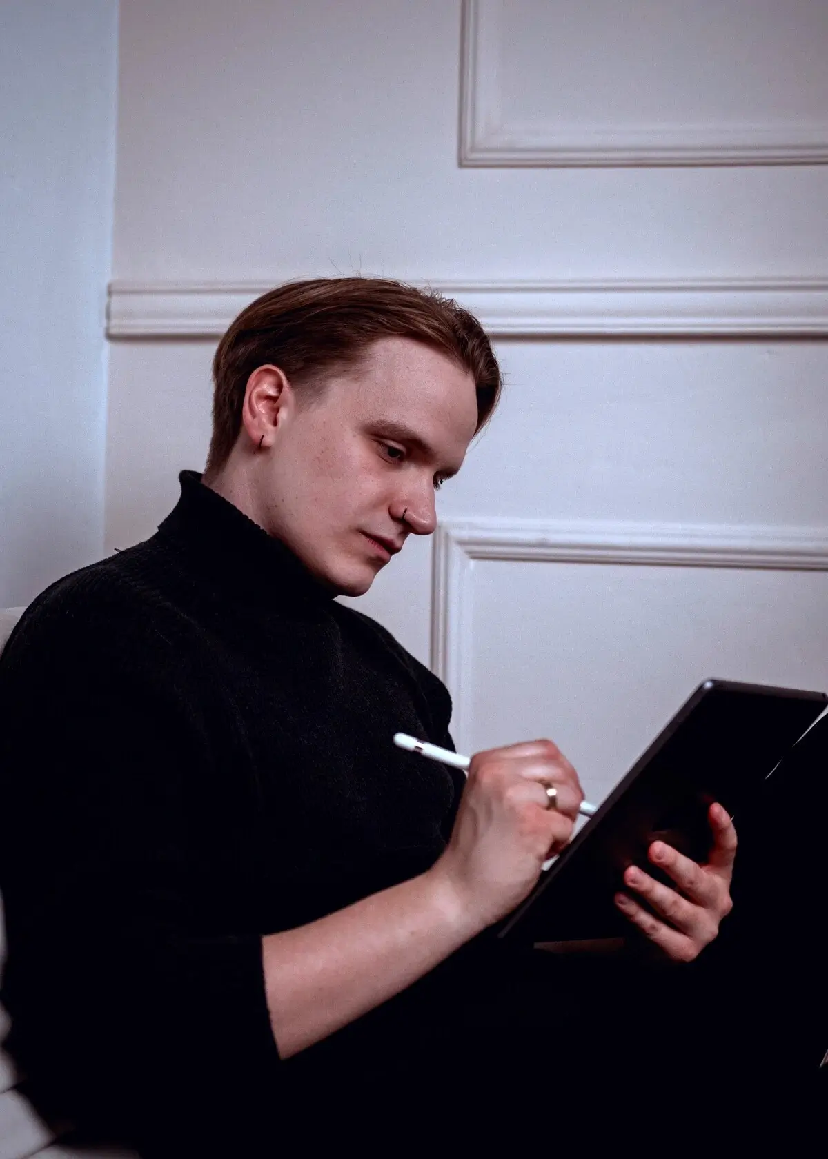Adam Kribus - założyciel Kribus Studio - pracujący na iPadzie