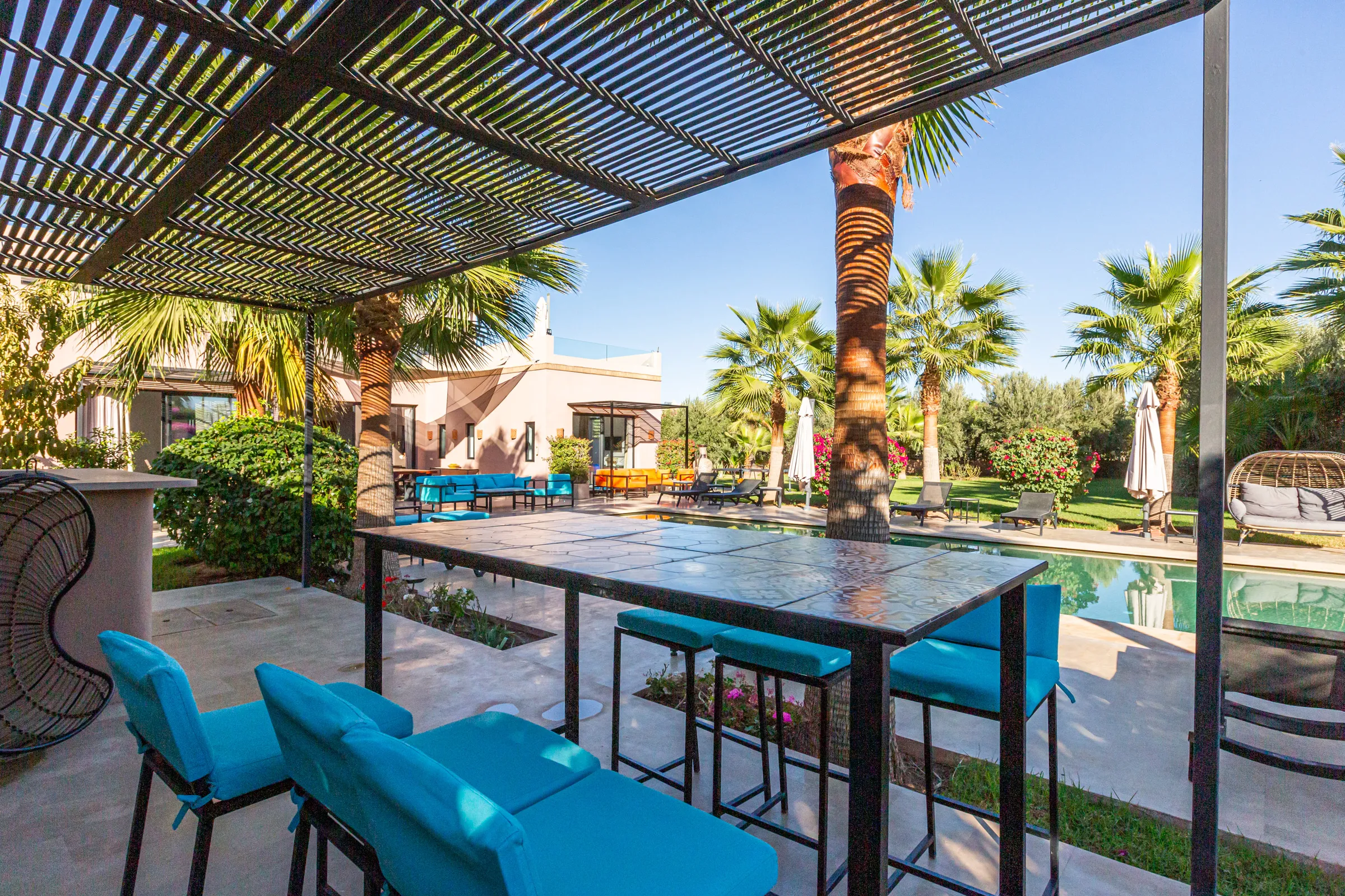 Outdoor dining under a pergola at a villa in Marrakech