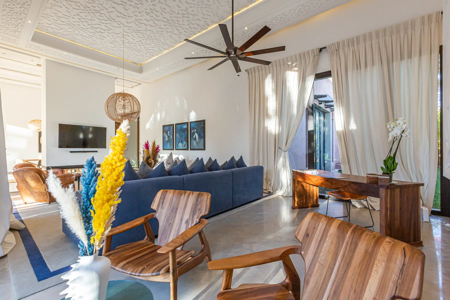 Villa Zephyra, 5 bedroom villa for rent in Marrakech, main salon opening onto the garden. The Marrakech Curator.