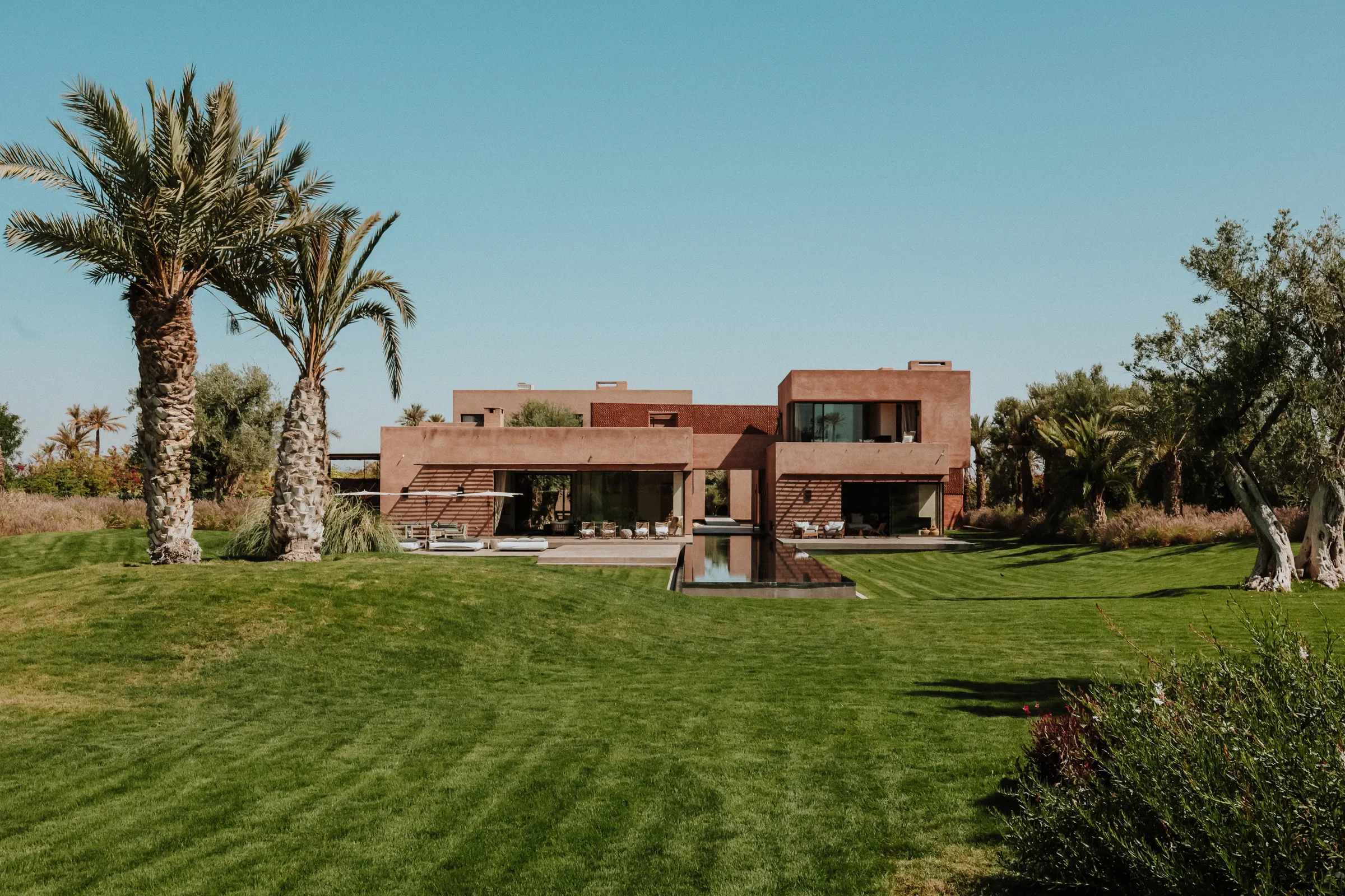 Villa Kalliope, private villa rental in the Palmeraie, Marrakech: the villa seen from the palm garden