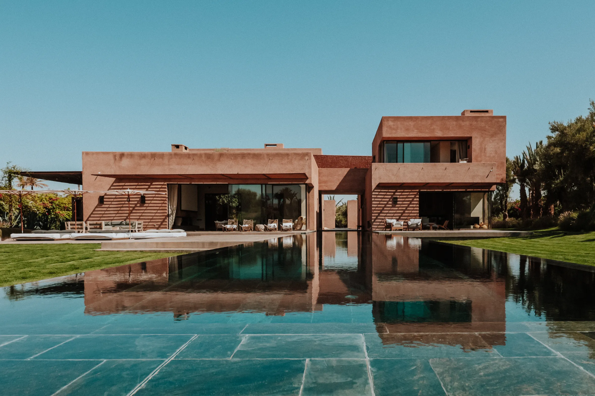 Villa Kalliope, private villa rental in the Palmeraie, Marrakech: villa reflected in the private pool