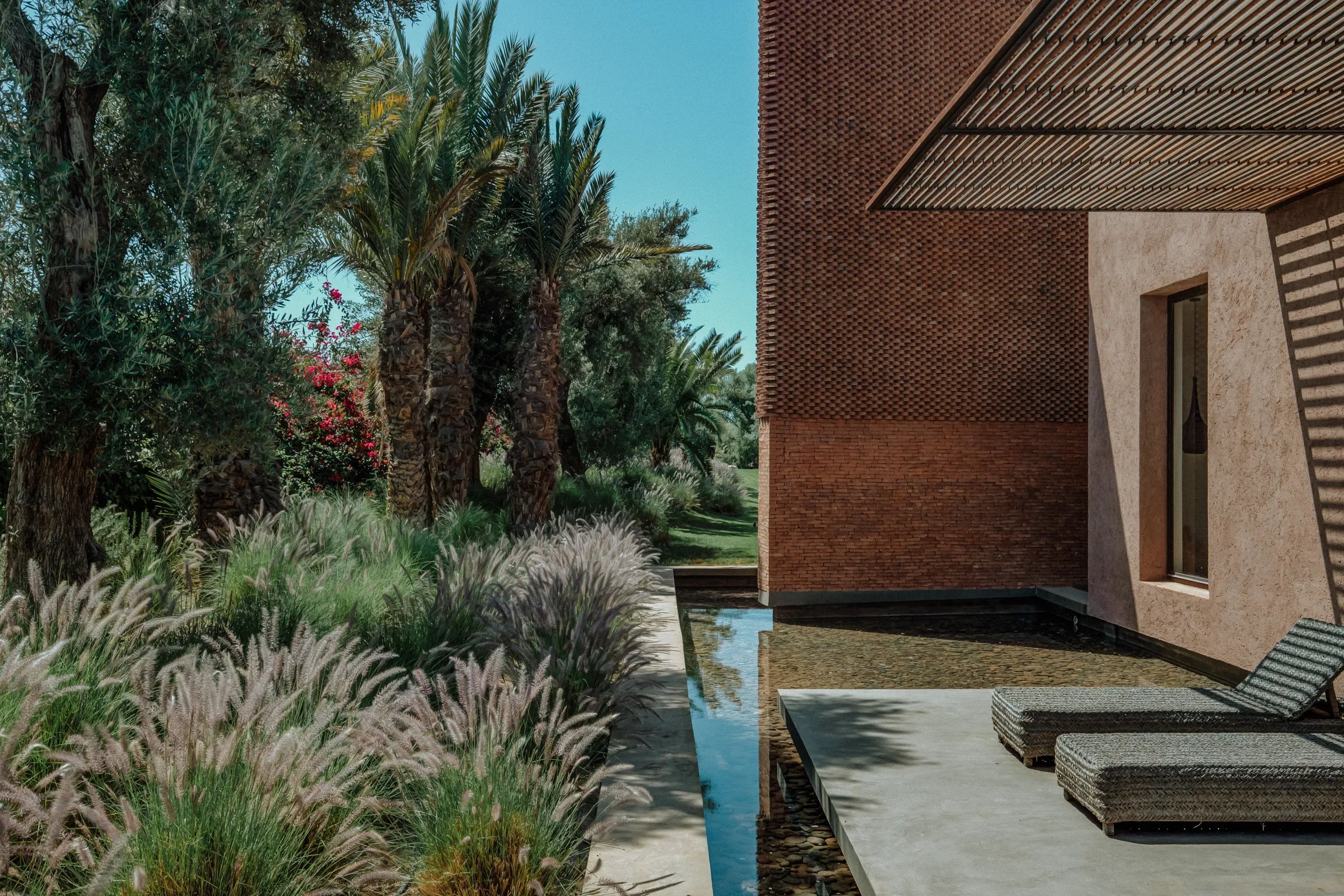 Villa Kalliope, private villa rental in the Palmeraie, Marrakech: garden path among palm trees