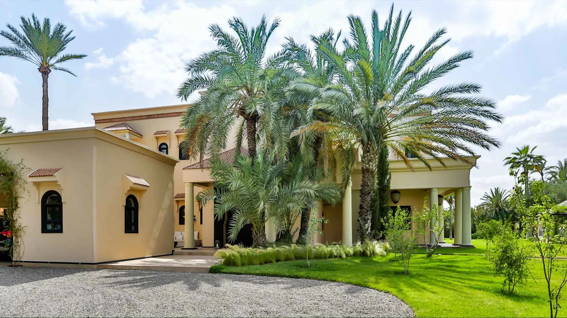 Villa Olympia, private villa rental in Bab Atlas, Marrakech: entrance framed by palm trees