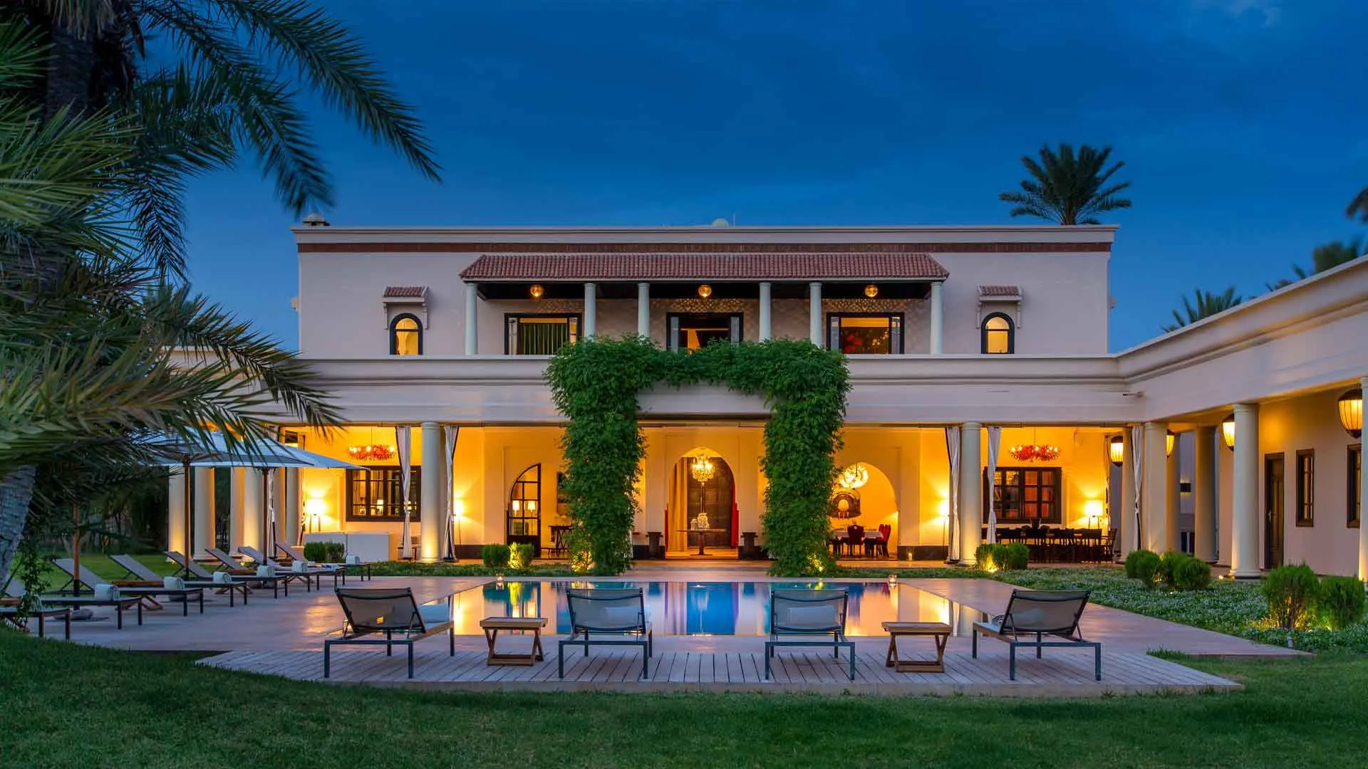 Villa Olympia, private villa rental in Bab Atlas, Marrakech: the villa lit up in the evening