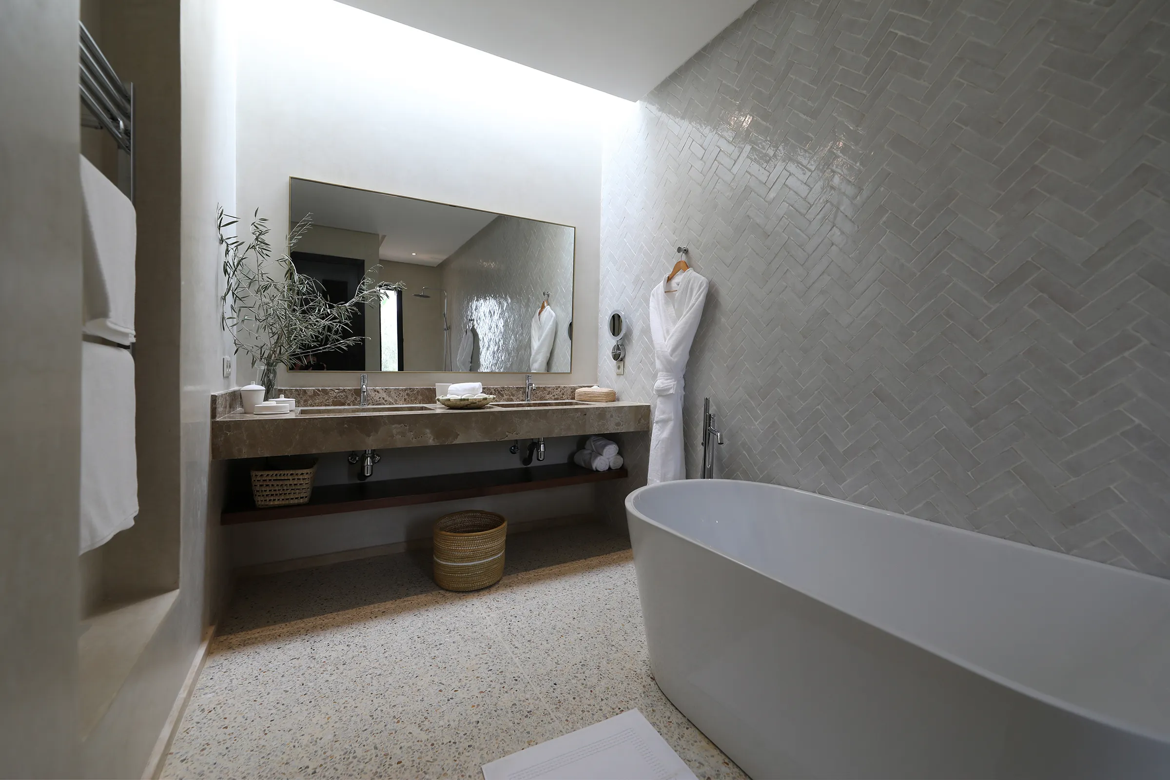 Villa Eos, private villa rental in the Palmeraie, Marrakech: bathroom with bathtub