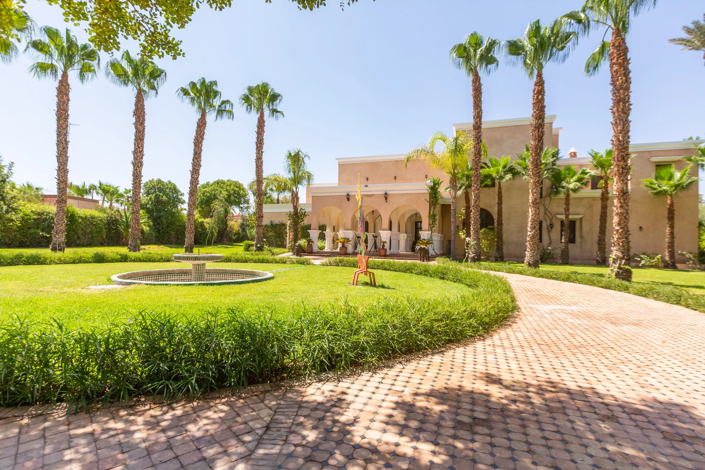Villa Aegea, private villa rental in the Palmeraie, Marrakech: garden driveway and lawns