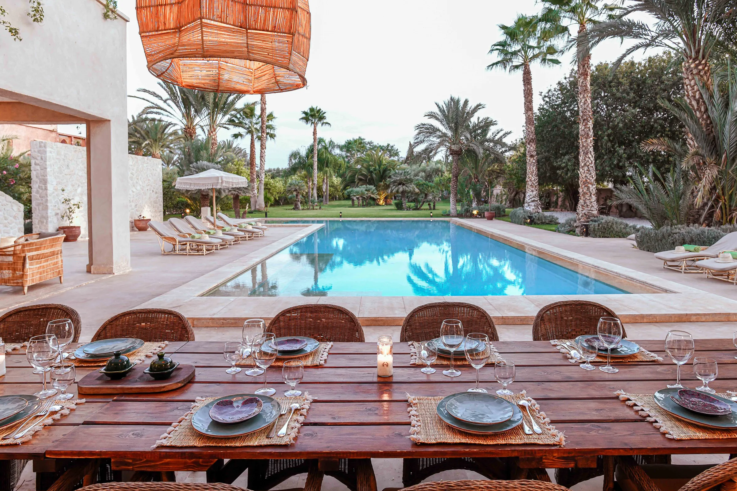 Villa Selene, private villa rental on the Route d'Amizmiz, Marrakech: pool and outdoor dining terrace