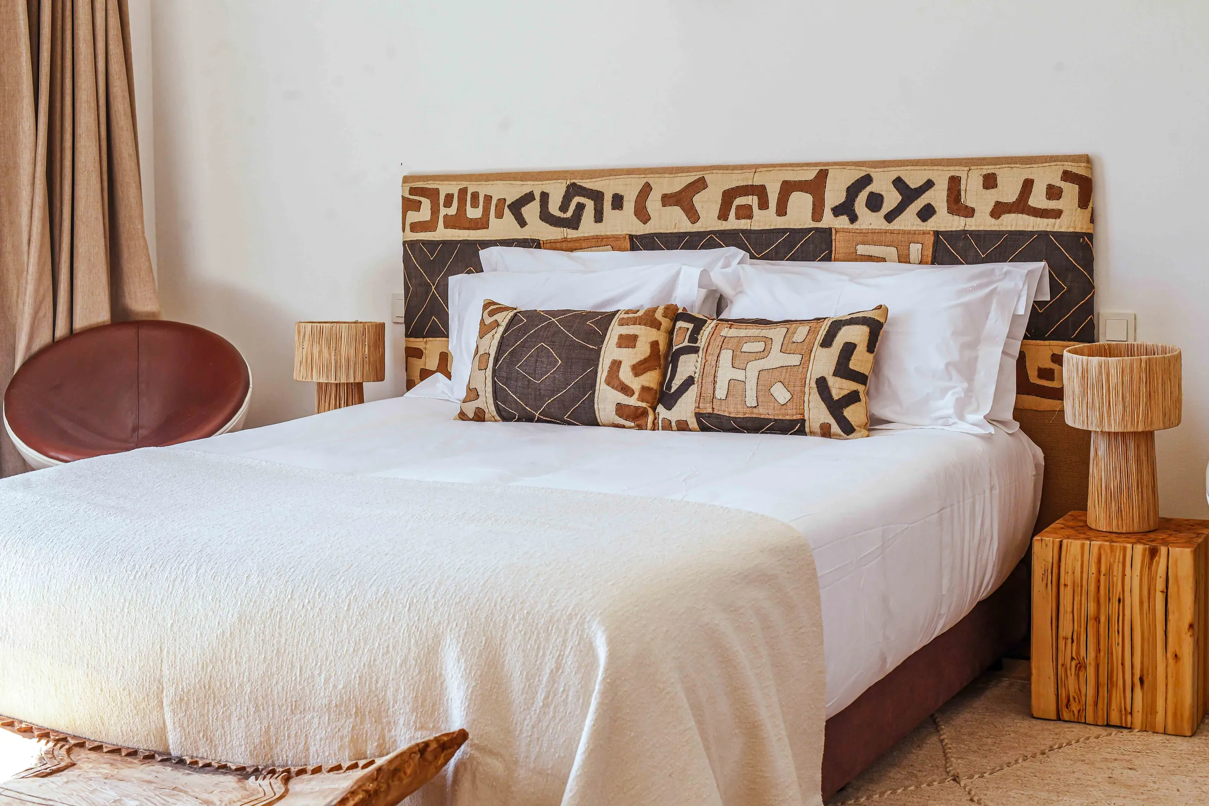 Villa Selene, private villa rental on the Route d'Amizmiz, Marrakech: bedroom with kilim headboard