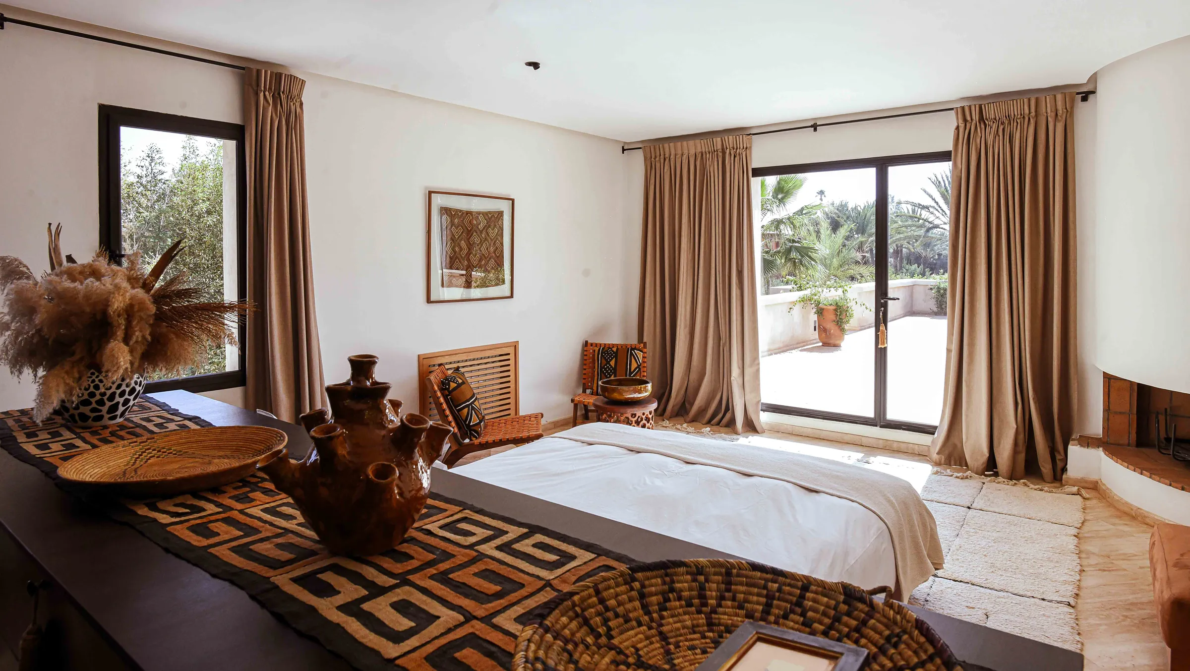 Villa Selene, private villa rental on the Route d'Amizmiz, Marrakech: bedroom with Berber rug