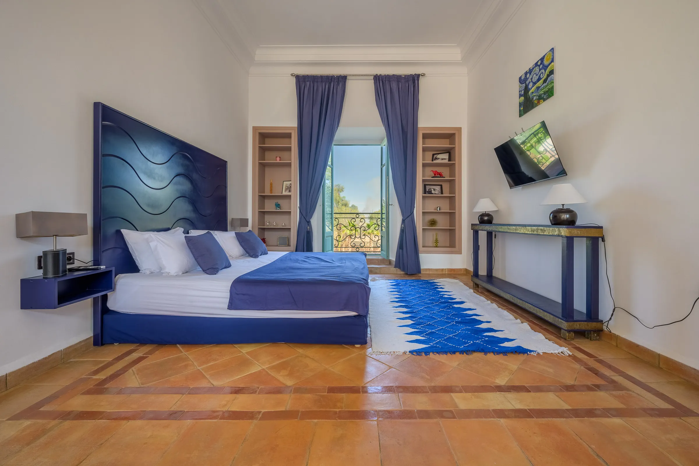 Villa Calypso, private villa rental in the Palmeraie, Marrakech: bedroom with navy blue headboard