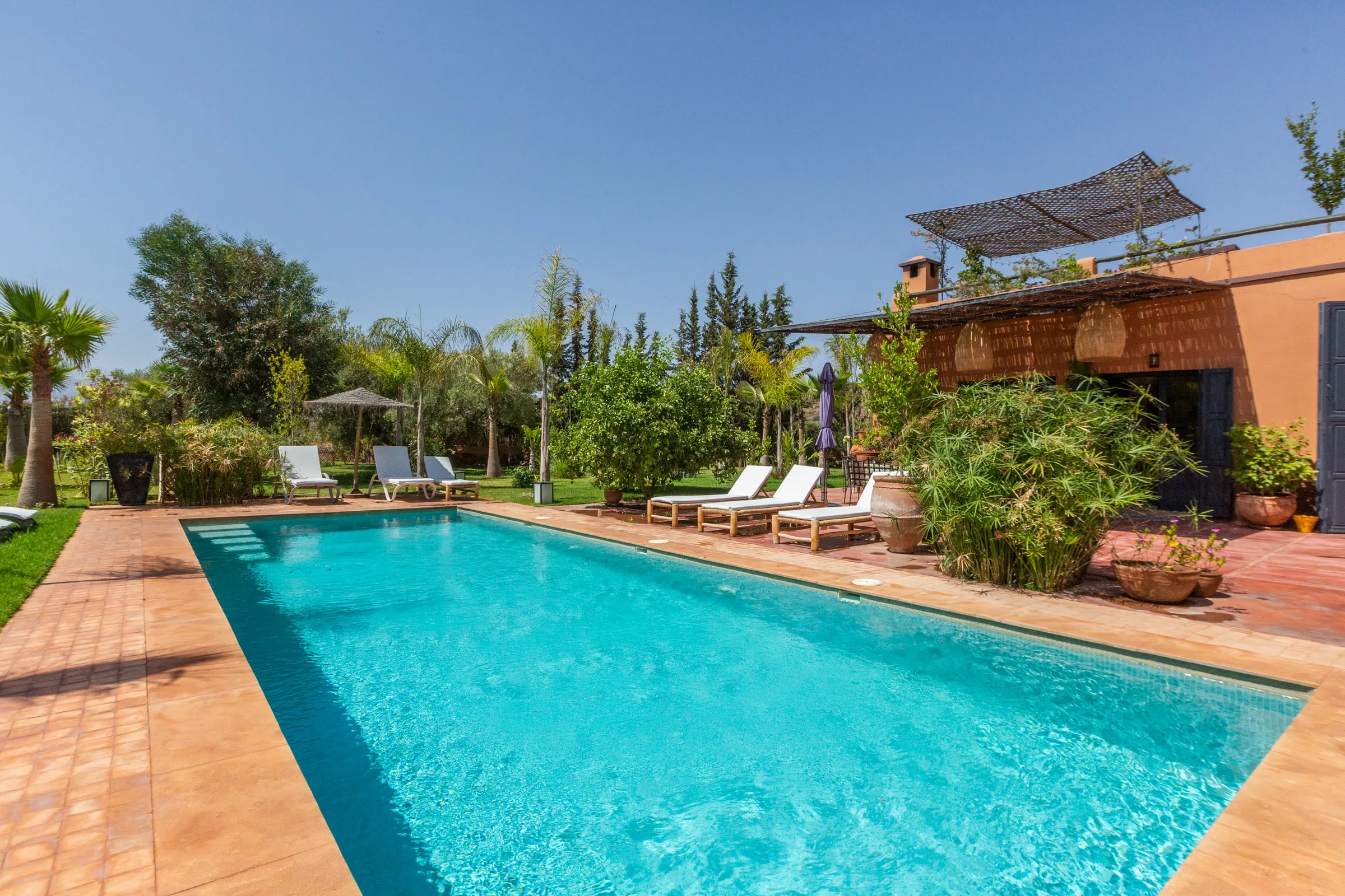 Villa Cassia, private villa rental on the Route de Tahanaout, Marrakech: swimming pool and sun loungers in front of the villa