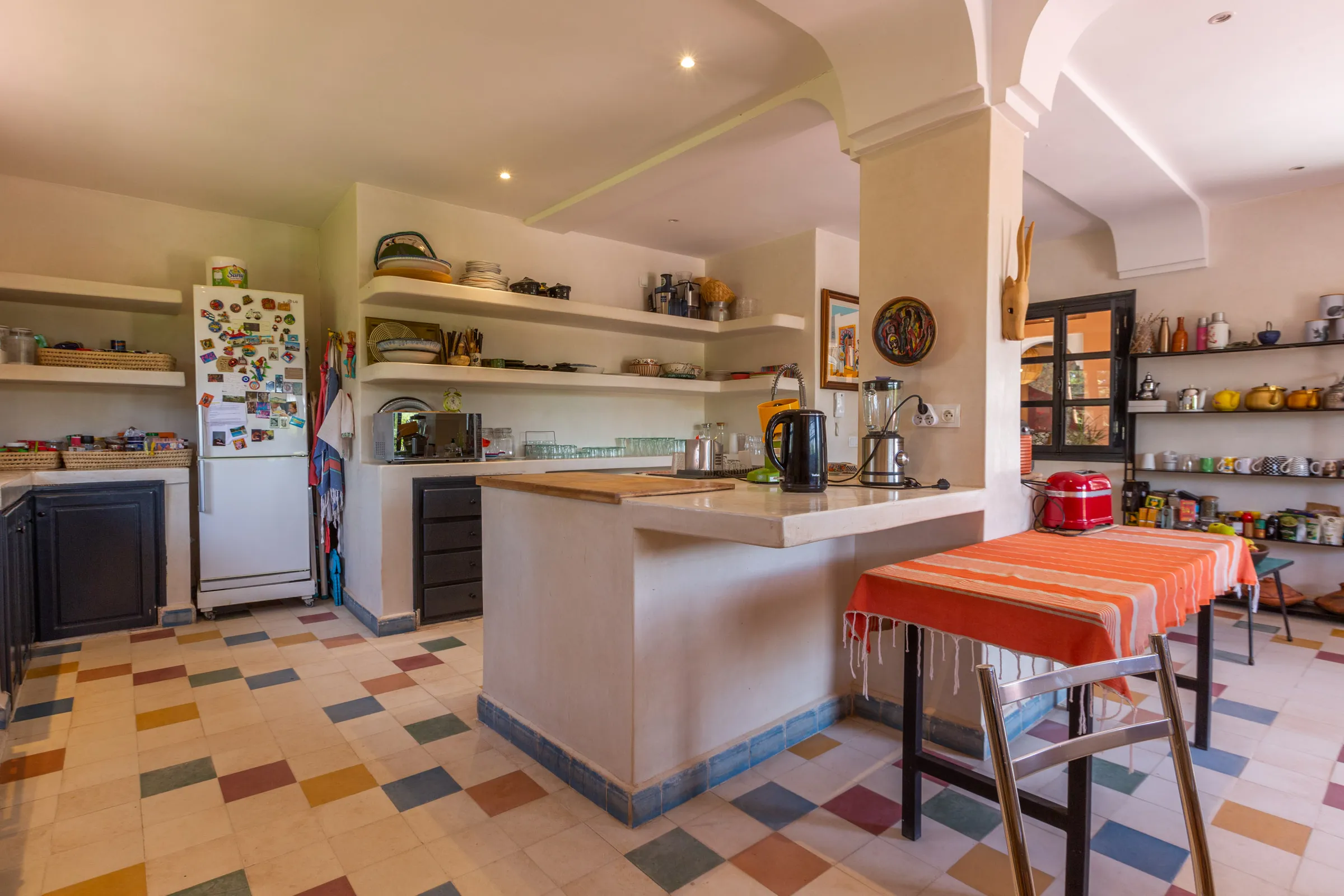 Villa Cassia, private villa rental on the Route de Tahanaout, Marrakech: kitchen with central island