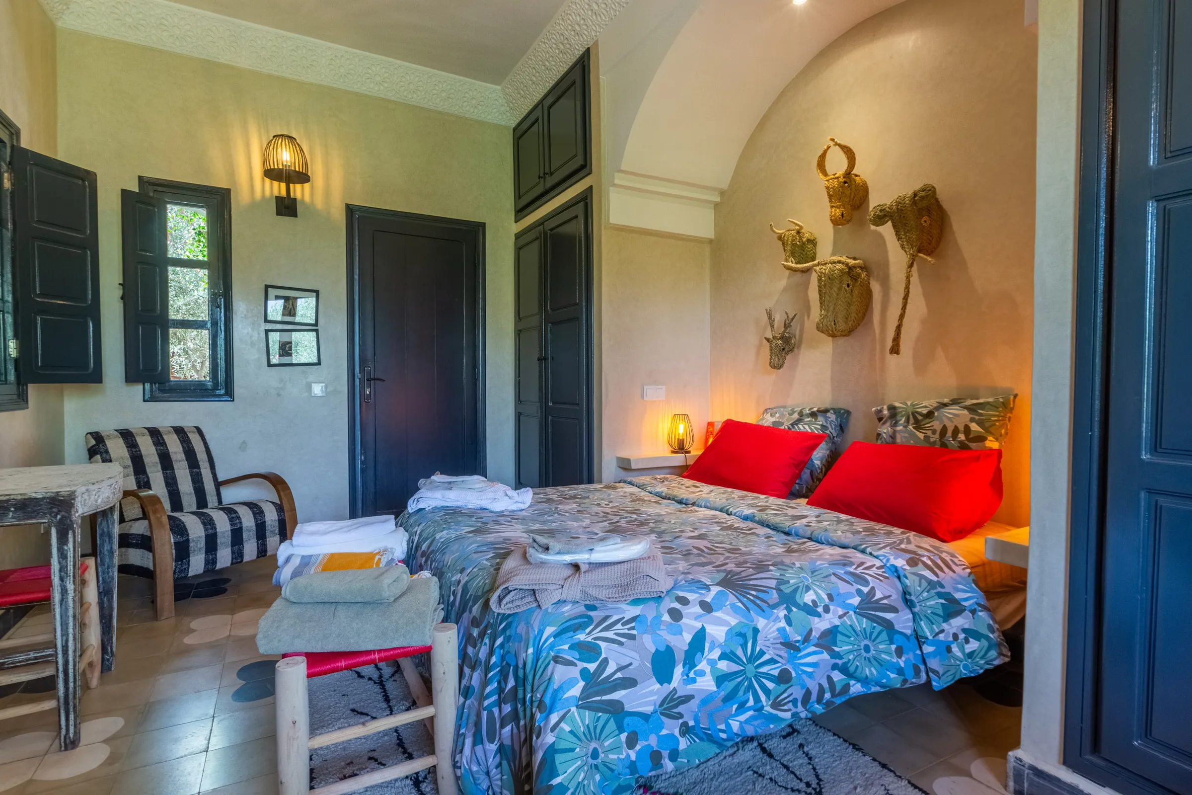 Villa Cassia, private villa rental on the Route de Tahanaout, Marrakech: bedroom with tropical print bedspread