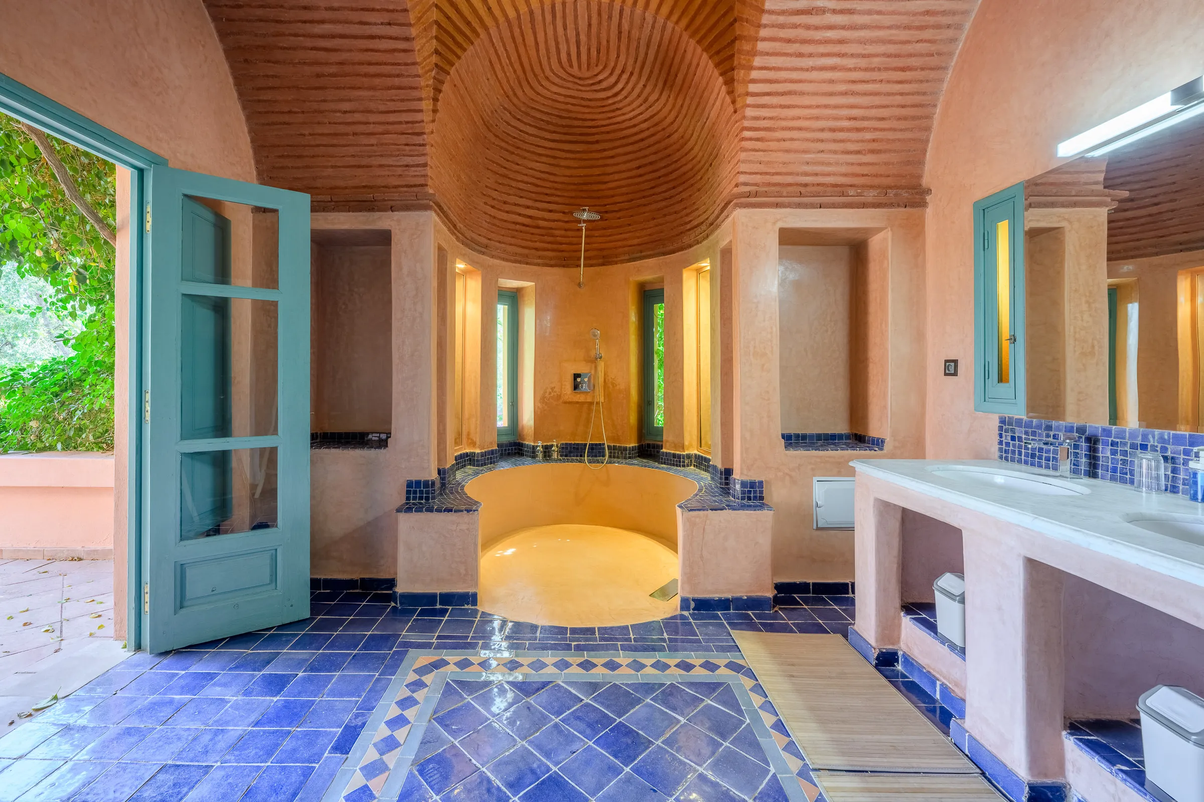 Villa Calypso, private villa rental in the Palmeraie, Marrakech: bathroom with round bathtub and blue tiles