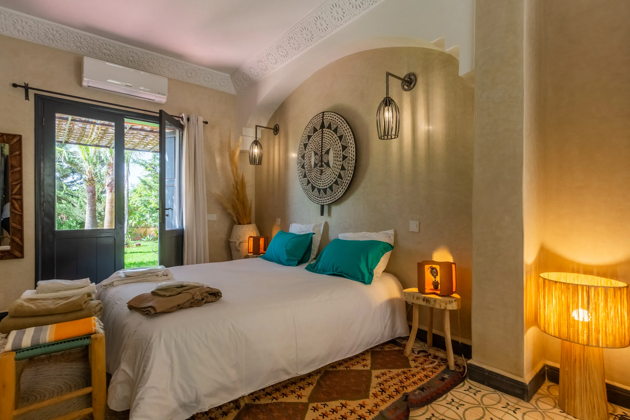 Villa Cassia, private villa rental on the Route de Tahanaout, Marrakech: bedroom with turquoise cushions