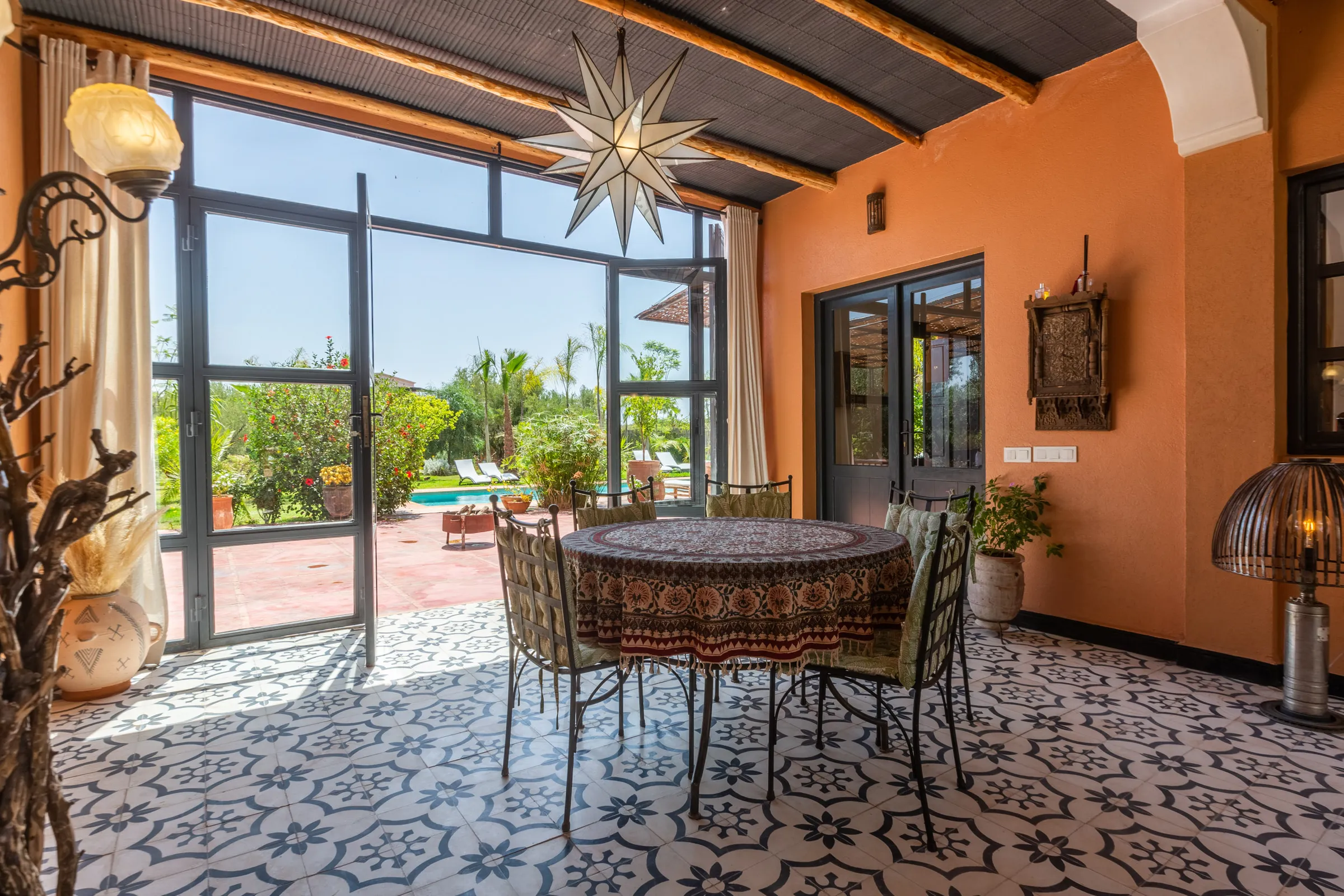 Villa Cassia, private villa rental on the Route de Tahanaout, Marrakech: dining area with glass doors to the garden