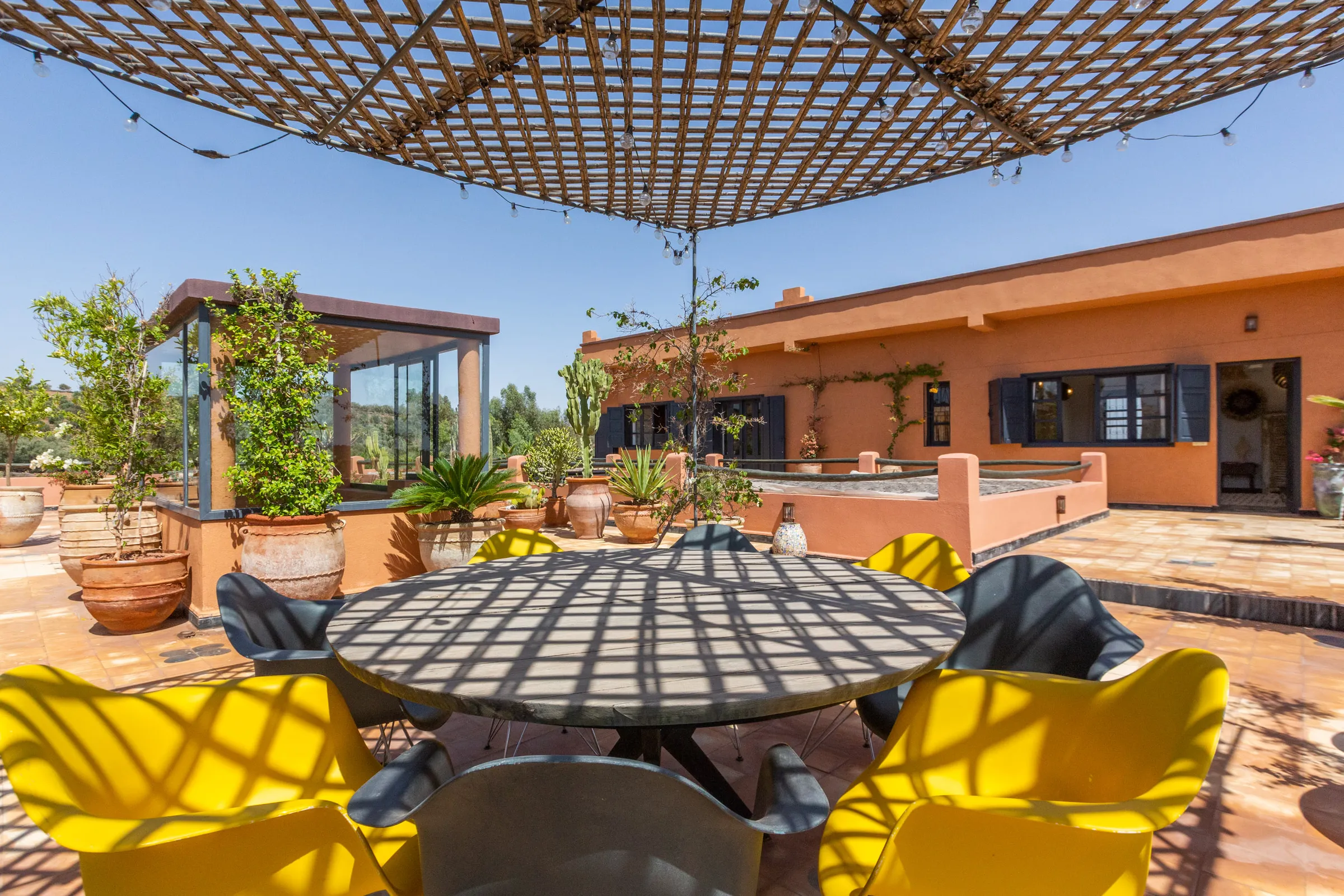 Villa Cassia, private villa rental on the Route de Tahanaout, Marrakech: shaded terrace dining table
