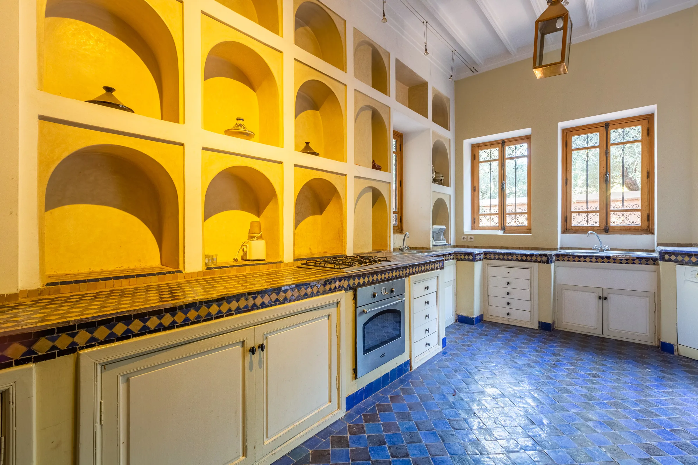 Villa Amalthea, private villa rental in the Palmeraie, Marrakech: kitchen with arched niches and zellige worktop