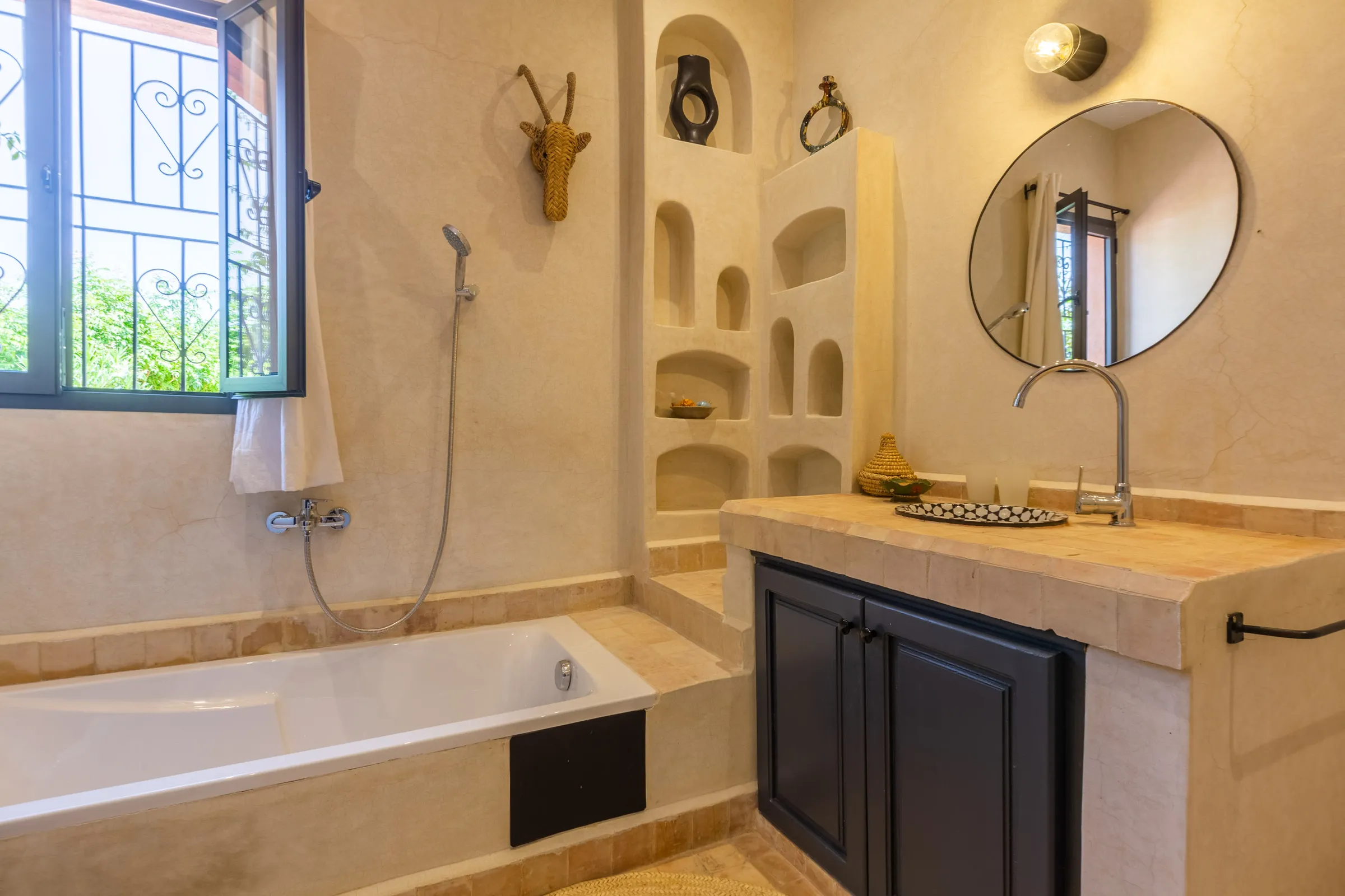 Villa Cassia, private villa rental on the Route de Tahanaout, Marrakech: bathroom with bathtub and niches