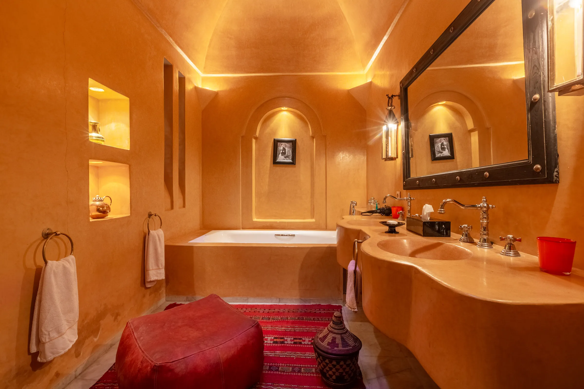 Villa Amalthea, private villa rental in the Palmeraie, Marrakech: tadelakt bathroom with bathtub