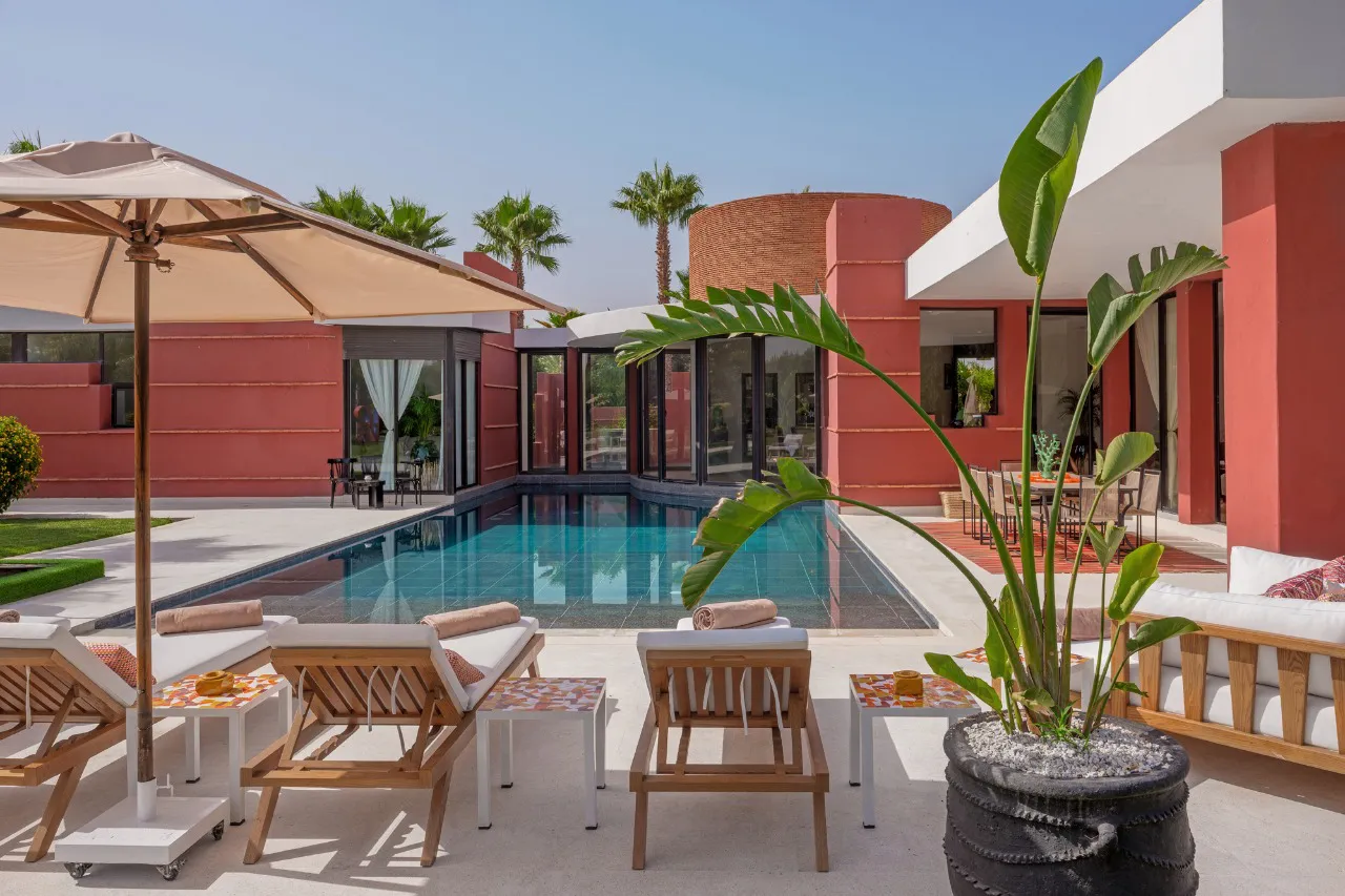 Villa Ersi, private villa rental on the Route de l'Ourika, Marrakech: poolside loungers under a parasol