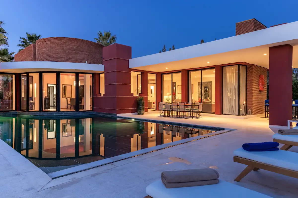 Villa Ersi, private villa rental on the Route de l'Ourika, Marrakech: pool and terrace lit up in the evening